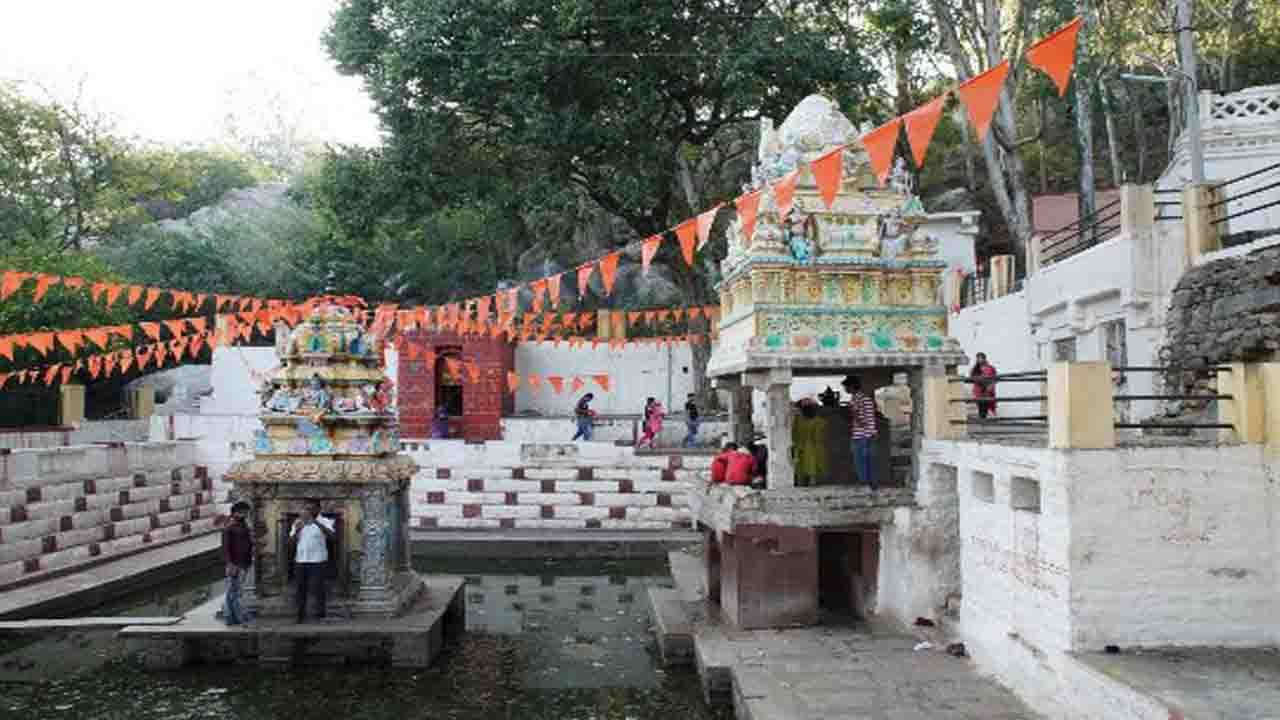 ಅಂತರ ಗಂಗೆ (Antara Gange) ಕೋಲಾರ ನಗರದ ಪಶ್ಚಿಮಕ್ಕೆ ಮೂರು ಕಿಲೋಮೀಟರ್ ದೂರದಲ್ಲಿ ಶತಶೃಂಗ ಪರ್ವತ ಶ್ರೇಣಿಯಲ್ಲಿರುವ ಅಂತರಗಂಗೆ ಚೆಲುವಿನ ತಾಣವಾಗಿದೆ. ಇಲ್ಲಿರುವ ಬಸವಣ್ಣನ ಬಾಯಿಯಿಂದ ಸದಾ ಹೊರ ಹೊಮ್ಮುವ ಜಲಧಾರೆ ವಿಜ್ಞಾನ ವಿಸ್ಮಯವಾಗಿದೆ. ಶೃಂಗದ ಬೆಟ್ಟ ಗುಡ್ಡ, ಬಂಡೆಗಳು ಹಲವು ಆಕಾರಗಳನ್ನು ಪಡೆದಿದ್ದು, ಶಿಖರದಲ್ಲಿರುವ ಹಾವಿನಹೆಡೆ ಆಕಾರದ ಬಂಡೆಯಿಂದ ಏಳು ಹಳ್ಳಿಗಳ ಪಕ್ಷಿನೋಟ ಕಾಣಬಹುದಾಗಿದೆ. ಚಾರಣಪ್ರಿಯರ ಸ್ವರ್ಗವಾಗಿರುವ ಅಂತರಗಂಗೆ ಪ್ರದೇಶ ಹಲವು ಐತಿಹಾಸಿಕ ಗುಹೆಗಳನ್ನು ಬಳಗೊಂಡಿದೆ. ಬೆಟ್ಟದ ತಪ್ಪಲಿನಲ್ಲಿರುವ ಜಲಕಂಠೇಶ್ವರನನ್ನು ದರ್ಶನ ಮಾಡಿಕೊಂಡು ಮೆಟ್ಟಲು ಹತ್ತಿಕೊಂಡು ಮೇಲೆ ಹೋಗಿ ಕಾಶಿ ವಿಶ್ವೇಶ್ವರನನ್ನು ಕಾಣಬಹುದು ಬೆಟ್ಟದ ಇನ್ನೊಂದು ಭಾಗದಲ್ಲಿ ವಾಹನ ಸಂಚರಿಸಬಹುದಾದ ರಸ್ತೆಯಿದ್ದು, ತೇರಹಳ್ಳಿಯ ಗಂಗಾಧರೇಶ್ವರ ದೇಗುಲ ವಿಶಿಷ್ಟವಾದುದಾಗಿದೆ.