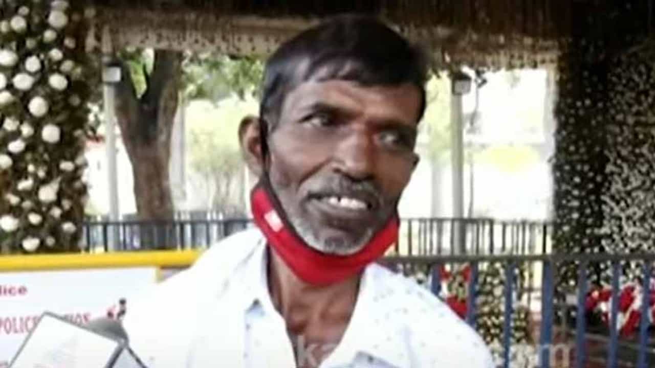 ಅವರ ಬದಲು ದೇವರು ನನ್ನನ್ನು ಕರೆದುಕೊಳ್ಳಬಾರದಿತ್ತೇ ಅಂತ ಅಪ್ಪು ಸಮಾಧಿ ಬಳಿ ಕಣ್ಣಿರಿಟ್ಟ ಅಭಿಮಾನಿ ಅವರ ಬದಲು ದೇವರು ನನ್ನನ್ನು ಕರೆದುಕೊಳ್ಳಬಾರದಿತ್ತೇ ಅಂತ ಅಪ್ಪು ಸಮಾಧಿ ಬಳಿ ಕಣ್ಣಿರಿಟ್ಟ ಅಭಿಮಾನಿ