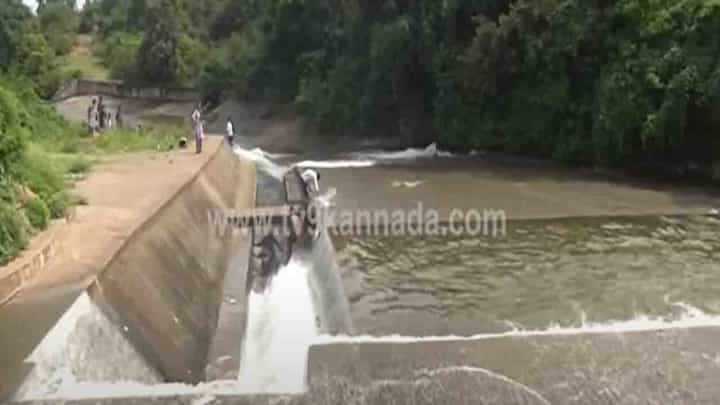 ಮಳೆ ಆರ್ಭಟಕ್ಕೆ ತುಂಬಿದ ಇತಿಹಾಸ ಪ್ರಸಿದ್ಧ ಕೆರೆ; ಕೋಡಿ ಬಿದ್ದಿದ್ದಕ್ಕೆ ರೈತರು ಫುಲ್ ಖುಷ್, ಅಯ್ಯನಕೆರೆ ನೋಡಲು ಪ್ರವಾಸಿಗರ ದಂಡು ಮಳೆ ಆರ್ಭಟಕ್ಕೆ ತುಂಬಿದ ಇತಿಹಾಸ ಪ್ರಸಿದ್ಧ ಕೆರೆ; ಕೋಡಿ ಬಿದ್ದಿದ್ದಕ್ಕೆ ರೈತರು ಫುಲ್ ಖುಷ್, ಅಯ್ಯನಕೆರೆ ನೋಡಲು ಪ್ರವಾಸಿಗರ ದಂಡು