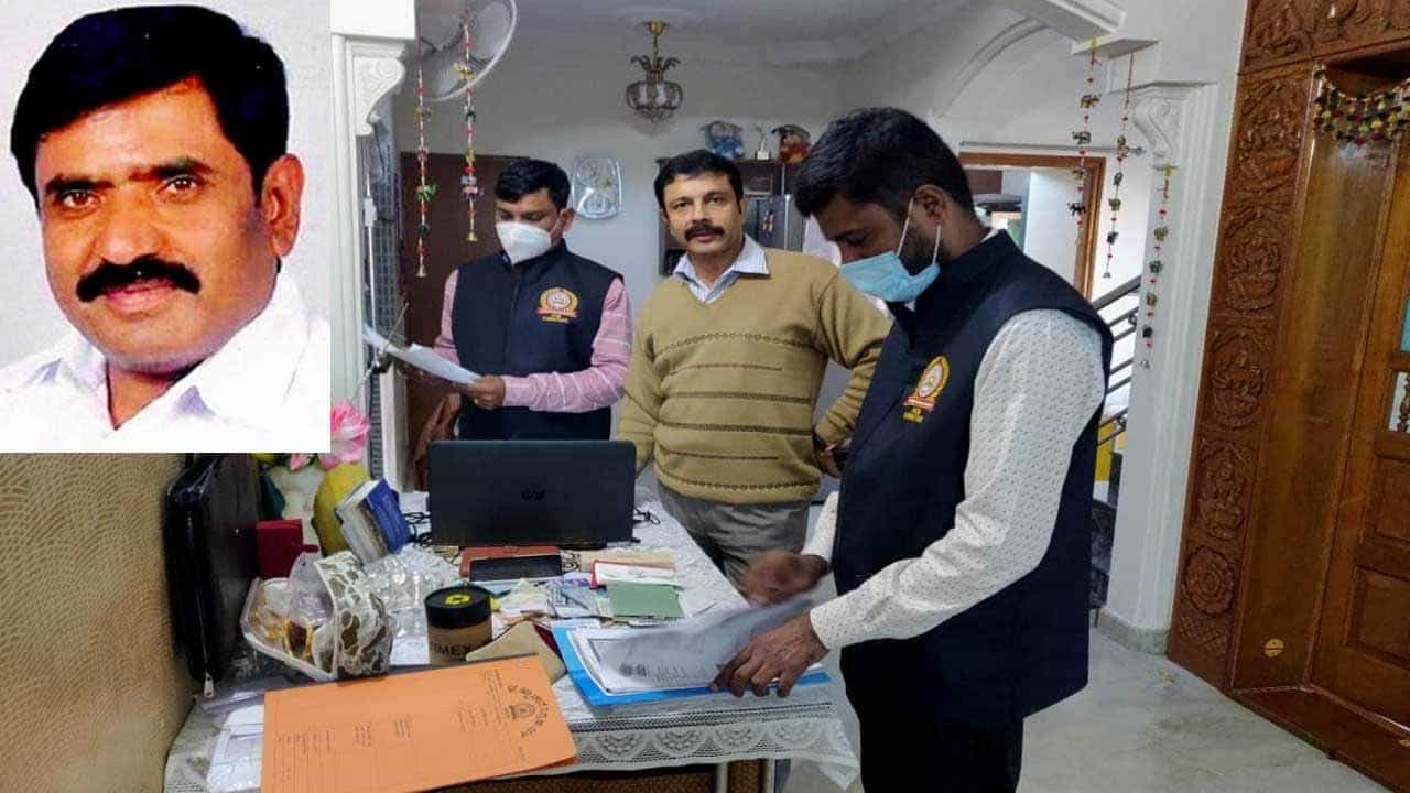 ACB Raid: ‘ಮಾಯ’ದಂತಹ ಭ್ರಷ್ಟಾಚಾರ: ನಕಲಿ ಬಿಲ್ ಸೃಷ್ಟಿ ಪರಿಣತ, ಕನ್ನಡ ಸಾಹಿತ್ಯ ಪರಿಷತ್ ಮಾಜಿ ಜಿಲ್ಲಾಧ್ಯಕ್ಷನೂ ಹೌದು! ACB Raid: ‘ಮಾಯ’ದಂತಹ ಭ್ರಷ್ಟಾಚಾರ: ನಕಲಿ ಬಿಲ್ ಸೃಷ್ಟಿ ಪರಿಣತ, ಕನ್ನಡ ಸಾಹಿತ್ಯ ಪರಿಷತ್ ಮಾಜಿ ಜಿಲ್ಲಾಧ್ಯಕ್ಷನೂ ಹೌದು!
