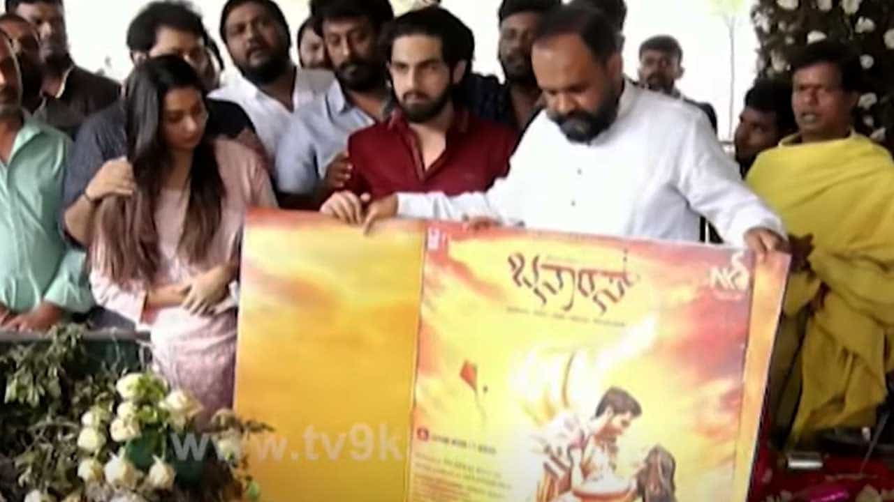 ಅಪ್ಪು ಸಮಾಧಿ ಬಳಿ ಶಾಸಕ ಜಮೀರ್ ಅಹ್ಮದ್ ಪುತ್ರ ಝೈದ್ ಖಾನ್ ನಟನೆಯ ಬನಾರಸ್ ಸಿನಿಮಾದ ಪೋಸ್ಟರ್ ಲಾಂಚ್ ಅಪ್ಪು ಸಮಾಧಿ ಬಳಿ ಶಾಸಕ ಜಮೀರ್ ಅಹ್ಮದ್ ಪುತ್ರ ಝೈದ್ ಖಾನ್ ನಟನೆಯ ಬನಾರಸ್ ಸಿನಿಮಾದ ಪೋಸ್ಟರ್ ಲಾಂಚ್