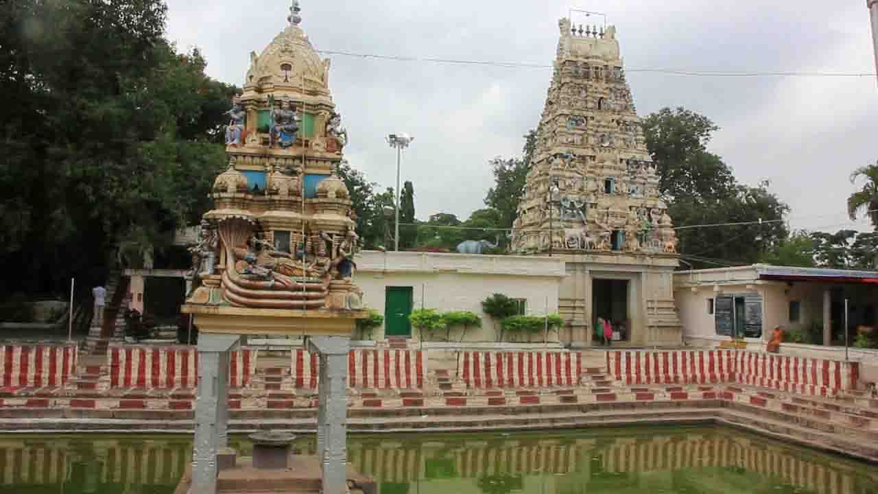 ಬಂಗಾರು ತಿರುಪತಿ ( Bangaruthirupathi) ಮುಳಬಾಗಿಲು-ಬೇತಮಂಗಲ ರಸ್ತೆಯಲ್ಲಿನ ಗುಟ್ಟಹಳ್ಳಿಯಲ್ಲಿ ತಿರುಪತಿ ವೆಂಕಟೇಶ್ವರಸ್ವಾಮಿ ಆಲಯ ಹೋಲುವ ದೇವಾಲಯವಿದ್ದು, ಬಂಗಾರುತಿರುಪತಿ ಎಂದು ಖ್ಯಾತವಾಗಿದೆ. ಪುಟ್ಟದಾದ ವೆಂಕಟರಮಣ ಮೂರ್ತಿಯನ್ನು ಕಿಂಡಿಯ ಮೂಲಕ ದರ್ಶಿಸಬಹುದಾಗಿದ್ದು, ಬೆಟ್ಟ ಹತ್ತುವಾಗ ಗರುಡ, ಅಂಜನೇಯ, ವಿನಾಯಕ, ವರಾಹಸ್ವಾಮಿಯನ್ನು ಕಾಣಬಹುದು. ಬೆಟ್ಟದ ಪಕ್ಕದ ಗುಡ್ಡದಲ್ಲಿ ಪದ್ಮಾವತಿ ದೇವಿಯ ಪ್ರತ್ಯೇಕ ಗುಡಿಯಿದೆ. ಬುಡದಲ್ಲಿ ಆಕರ್ಷಕ ಕಲ್ಯಾಣಿ ಇದೆ. ಶ್ರಾವಣ ಮಾಸದಲ್ಲಿ ಭಕ್ತಾದಿಗಳು ಹೆಚ್ಚಿನ ಸಂಖ್ಯೆಯಲ್ಲಿ ಭೇಟಿ ನೀಡುತ್ತಾರೆ.