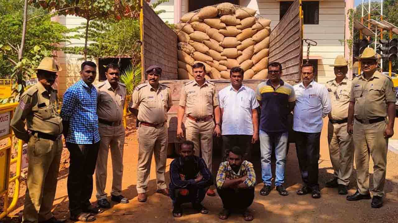 ಬಾಗಲಕೋಟೆ: 415 ಚೀಲ ತೊಗರಿ ಬೇಳೆ ಮಾರಿ ತಲೆಮರೆಸಿಕೊಂಡಿದ್ದ ಇಬ್ಬರು ಅರೆಸ್ಟ್ ಬಾಗಲಕೋಟೆ: 415 ಚೀಲ ತೊಗರಿ ಬೇಳೆ ಮಾರಿ ತಲೆಮರೆಸಿಕೊಂಡಿದ್ದ ಇಬ್ಬರು ಅರೆಸ್ಟ್