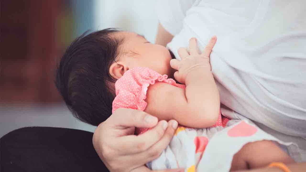 Breastfeeding: ಎದೆ ಹಾಲು ಗುಲಾಬಿ ಬಣ್ಣಕ್ಕೆ ತಿರುಗುತ್ತಾ? ಈ ಸಮಸ್ಯೆಗೆ ತಜ್ಞರ ಸಲಹೆಗಳೇನು? Breastfeeding: ಎದೆ ಹಾಲು ಗುಲಾಬಿ ಬಣ್ಣಕ್ಕೆ ತಿರುಗುತ್ತಾ? ಈ ಸಮಸ್ಯೆಗೆ ತಜ್ಞರ ಸಲಹೆಗಳೇನು?