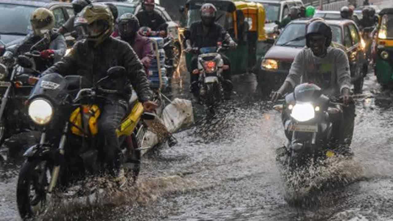 Karnataka Rain: ಬೆಂಗಳೂರು ಸೇರಿದಂತೆ ಕರ್ನಾಟಕದ ಬಹುತೇಕ ಜಿಲ್ಲೆಗಳಲ್ಲಿ ಮುಂದುವರಿದ ಮಳೆ: 6 ಜಿಲ್ಲೆಗಳಿಗೆ ರೆಡ್ ಅಲರ್ಟ್ ಘೋಷಣೆ