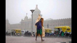 Bengaluru Weather: ಜಿಟಿಜಿಟಿ ಮಳೆ ಮೈಕೊರೆಯುವ ಚಳಿ ತಾಪಮಾನ ಇಳಿಕೆ