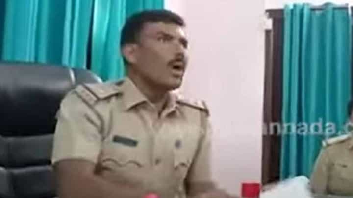 ಖಾಕಿ ತೊಟ್ಟಿರೋದೇ ಪ್ರತಾಪ ಮೆರೆದು ಜನರನ್ನು ಹೆದರಿಸಲು ಎನ್ನುವಂತಿದೆ ಸಿಪಿಐ ದಿವಾಕರನ ವರಸೆ! ಖಾಕಿ ತೊಟ್ಟಿರೋದೇ ಪ್ರತಾಪ ಮೆರೆದು ಜನರನ್ನು ಹೆದರಿಸಲು ಎನ್ನುವಂತಿದೆ ಸಿಪಿಐ ದಿವಾಕರನ ವರಸೆ!
