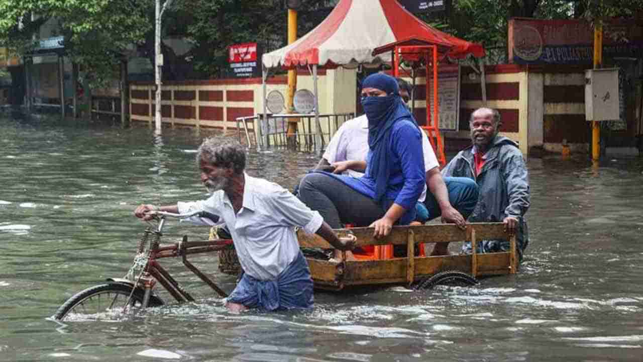 Chennai Floods ತಮಿಳುನಾಡಿನಲ್ಲಿ ಎಡೆಬಿಡದೆ ಸುರಿದ ಮಳೆಗೆ ಚೆನ್ನೈ ನಗರ ಜಲಾವೃತ; ಮುಂದಿನ ಎರಡು ದಿನಗಳಲ್ಲಿ ಭಾರೀ ಮಳೆಯ ಎಚ್ಚರಿಕೆ