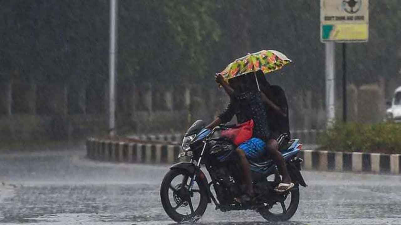 Karnataka Rain: ಕರ್ನಾಟಕದಲ್ಲಿ ಇನ್ನೂ 3 ದಿನ ಮಳೆ; ವರುಣಾರ್ಭಟಕ್ಕೆ ಹೈರಾಣಾದ ರಾಜ್ಯದ ಜನರು
