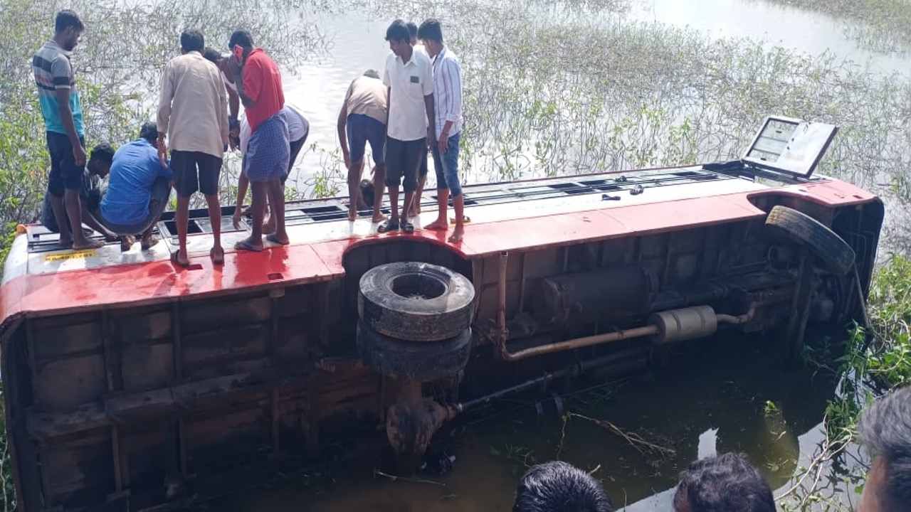 ಚಿಕ್ಕಬಳ್ಳಾಪುರ: ಕೆರೆಗೆ ಉರುಳಿದ ಕೆಎಸ್​ಆರ್​ಟಿಸಿ ಬಸ್; ಅದೃಷ್ಟವಷಾತ್ ಪ್ರಯಾಣಿಕರು ಪಾರು