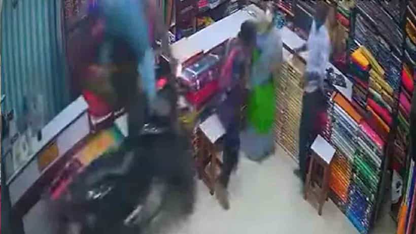Shocking Video: ನಿಯಂತ್ರಣ ತಪ್ಪಿ ರಸ್ತೆ ಬಿಟ್ಟು ಬಟ್ಟೆ ಅಂಗಡಿ ಒಳಗೆ ನುಗ್ಗಿದ ಬೈಕ್; ಶಾಕಿಂಗ್ ವಿಡಿಯೊ ವೈರಲ್