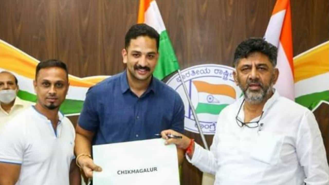 ಕಾಂಗ್ರೆಸ್ ಅಭ್ಯರ್ಥಿ ಪರ ಬಿ ಫಾರಂ ಪಡೆದ ಸರ್ಕಾರಿ ಅಧಿಕಾರಿ; ಚುನಾವಣಾ ಆಯೋಗ ಠಾಣೆಯಲ್ಲಿ ಪ್ರಕರಣ ದಾಖಲು ಕಾಂಗ್ರೆಸ್ ಅಭ್ಯರ್ಥಿ ಪರ ಬಿ ಫಾರಂ ಪಡೆದ ಸರ್ಕಾರಿ ಅಧಿಕಾರಿ; ಚುನಾವಣಾ ಆಯೋಗ ಠಾಣೆಯಲ್ಲಿ ಪ್ರಕರಣ ದಾಖಲು