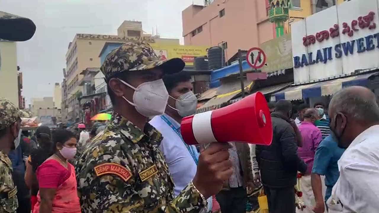 ಬಿಬಿಎಂಪಿ ಅಧಿಕಾರಿಗಳಿಂದ ಮಾಸ್ಕ್ ಹಾಕದವರಿಗೆ ಫೈನ್ ಬಿಬಿಎಂಪಿ ಅಧಿಕಾರಿಗಳಿಂದ ಮಾಸ್ಕ್ ಹಾಕದವರಿಗೆ ಫೈನ್