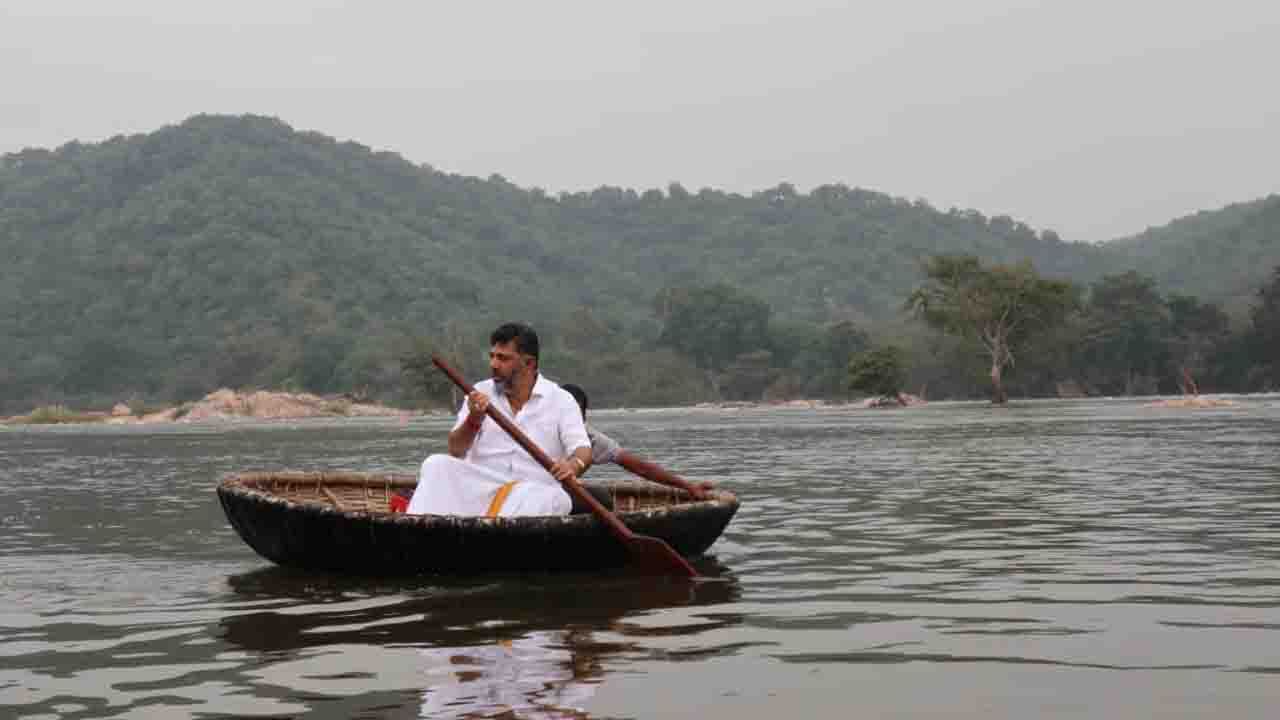 ಮೇಕೆದಾಟು ಭೇಟಿ ವೇಳೆ ಹುಟ್ಟು ಹಾಕಿ ತೆಪ್ಪ ನಡೆಸಿ ಗಮನ ಸೆಳೆದ ಡಿಕೆ ಶಿವಕುಮಾರ್, ಮೇಕೆದಾಟು ಯೋಜನೆ ಪಾದಯಾತ್ರೆ ಬಗ್ಗೆ ಹೇಳಿದ್ದೇನು? ಮೇಕೆದಾಟು ಭೇಟಿ ವೇಳೆ ಹುಟ್ಟು ಹಾಕಿ ತೆಪ್ಪ ನಡೆಸಿ ಗಮನ ಸೆಳೆದ ಡಿಕೆ ಶಿವಕುಮಾರ್, ಮೇಕೆದಾಟು ಯೋಜನೆ ಪಾದಯಾತ್ರೆ ಬಗ್ಗೆ ಹೇಳಿದ್ದೇನು?