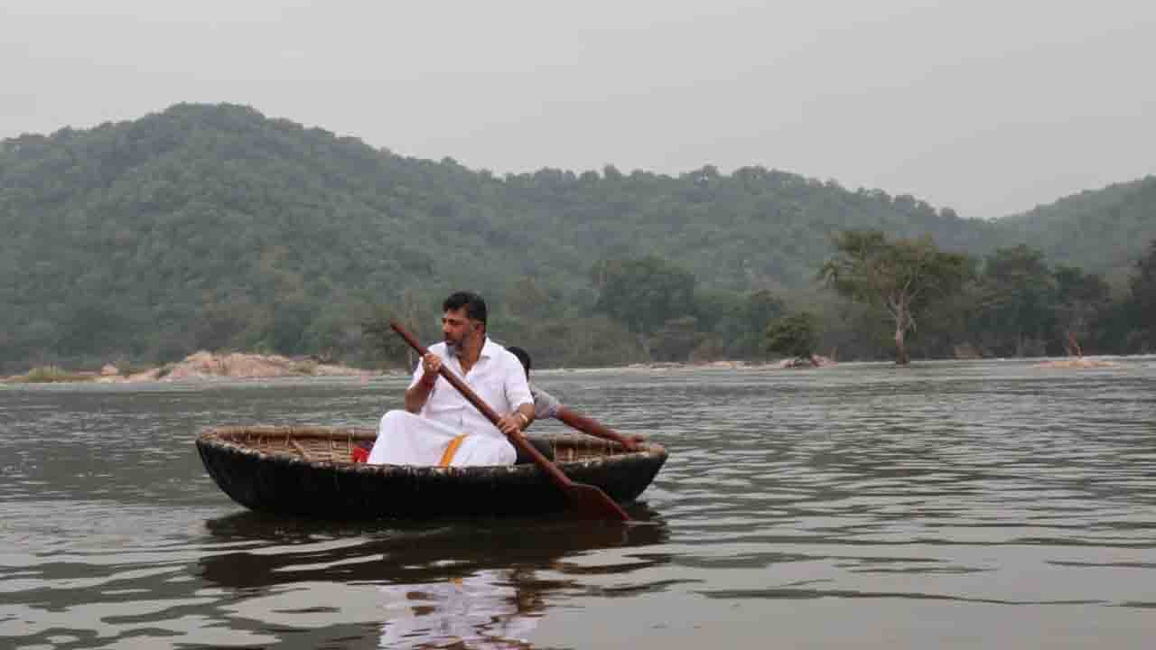 ಮೇಕೆದಾಟು ಭೇಟಿ ವೇಳೆ ಹುಟ್ಟು ಹಾಕಿ ತೆಪ್ಪ ನಡೆಸಿ ಗಮನ ಸೆಳೆದ ಡಿಕೆ ಶಿವಕುಮಾರ್, ಮೇಕೆದಾಟು ಯೋಜನೆ ಪಾದಯಾತ್ರೆ ಬಗ್ಗೆ ಹೇಳಿದ್ದೇನು? ಮೇಕೆದಾಟು ಭೇಟಿ ವೇಳೆ ಹುಟ್ಟು ಹಾಕಿ ತೆಪ್ಪ ನಡೆಸಿ ಗಮನ ಸೆಳೆದ ಡಿಕೆ ಶಿವಕುಮಾರ್, ಮೇಕೆದಾಟು ಯೋಜನೆ ಪಾದಯಾತ್ರೆ ಬಗ್ಗೆ ಹೇಳಿದ್ದೇನು?