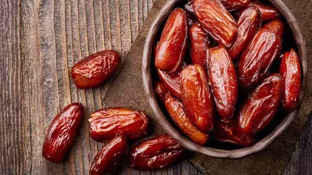 Benefits Of Dates: ಆರೋಗ್ಯ ಕಾಳಜಿಗಾಗಿ ಚಳಿಗಾಲದ ಸಮಯದಲ್ಲಿ ಖರ್ಜೂರ ಸೇವನೆ ಒಳ್ಳೆಯದೇ? Benefits Of Dates: ಆರೋಗ್ಯ ಕಾಳಜಿಗಾಗಿ ಚಳಿಗಾಲದ ಸಮಯದಲ್ಲಿ ಖರ್ಜೂರ ಸೇವನೆ ಒಳ್ಳೆಯದೇ?