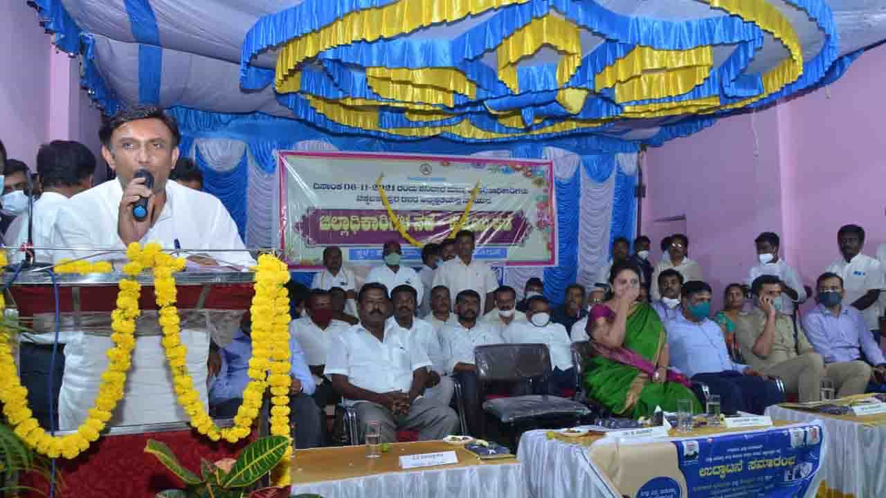 ‘ನಾನಿರುವುದೇ ನಿಮಗಾಗಿ’ ಹಾಡು ಹಾಡಿ ಜನರನ್ನು ರಂಜಿಸಿದ ಸಚಿವ ಸುಧಾಕರ್‌