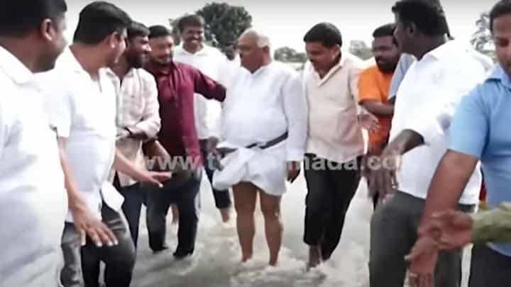 ಕ್ಷೇತ್ರದ ಸಮಸ್ಯೆ ಮುಖ್ಯಮಂತ್ರಿಗಳಿಗೆ ವಿವರಿಸಲು ಪಂಚೆಯುಟ್ಟು ಬರಿಗಾಲಲ್ಲಿ ಓಡೋಡಿ ಬಂದರು ಮಾಜಿ ಸ್ಪೀಕರ್ ರಮೇಶ ಕುಮಾರ ಕ್ಷೇತ್ರದ ಸಮಸ್ಯೆ ಮುಖ್ಯಮಂತ್ರಿಗಳಿಗೆ ವಿವರಿಸಲು ಪಂಚೆಯುಟ್ಟು ಬರಿಗಾಲಲ್ಲಿ ಓಡೋಡಿ ಬಂದರು ಮಾಜಿ ಸ್ಪೀಕರ್ ರಮೇಶ ಕುಮಾರ