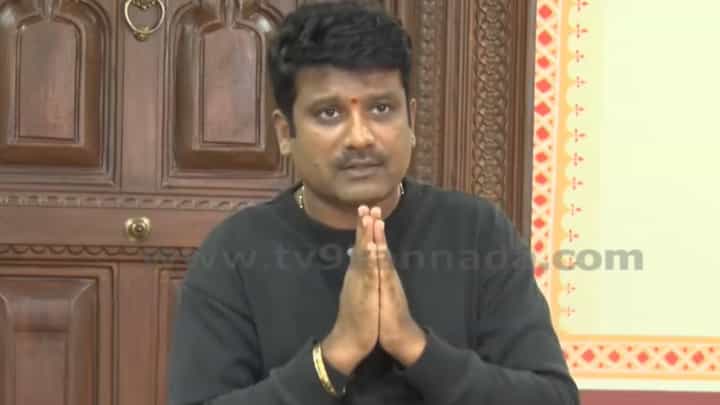 ‘ಏಕ್ ಲವ್ ಯಾ’ ತಂಡದಿಂದ ಅಪ್ಪುಗೆ ಅವಮಾನ ಆಗಿದ್ದು ಹೇಗೆ? ಸುದ್ದಿಗೋಷ್ಠಿಯಲ್ಲಿ ಪ್ರೇಮ್ ಸ್ಪಷ್ಟನೆ ‘ಏಕ್ ಲವ್ ಯಾ’ ತಂಡದಿಂದ ಅಪ್ಪುಗೆ ಅವಮಾನ ಆಗಿದ್ದು ಹೇಗೆ? ಸುದ್ದಿಗೋಷ್ಠಿಯಲ್ಲಿ ಪ್ರೇಮ್ ಸ್ಪಷ್ಟನೆ