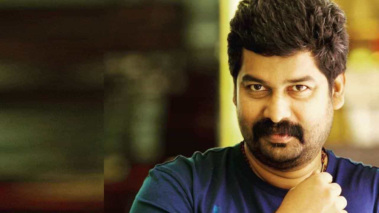 ಇಂಧನ ಬೆಲೆ ಏರಿಕೆ ವಿರೋಧಿಸಿ ಕೊಚ್ಚಿಯಲ್ಲಿ ರಸ್ತೆ ತಡೆದ ಕಾಂಗ್ರೆಸ್; ಪ್ರಶ್ನಿಸಿದ ನಟ ಜೋಜು ಜಾರ್ಜ್ ಕಾರಿನ ಮೇಲೆ ದಾಳಿ ಇಂಧನ ಬೆಲೆ ಏರಿಕೆ ವಿರೋಧಿಸಿ ಕೊಚ್ಚಿಯಲ್ಲಿ ರಸ್ತೆ ತಡೆದ ಕಾಂಗ್ರೆಸ್; ಪ್ರಶ್ನಿಸಿದ ನಟ ಜೋಜು ಜಾರ್ಜ್ ಕಾರಿನ ಮೇಲೆ ದಾಳಿ