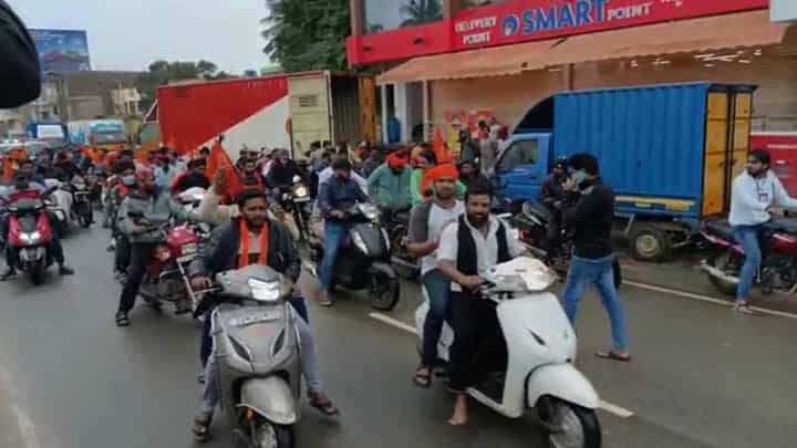 Kolar Bandh: ದತ್ತಮಾಲಾಧಾರಿಗಳ ಮೇಲೆ ಹಲ್ಲೆ ಖಂಡಿಸಿ ಕೋಲಾರ ಬಂದ್! 700 ಕ್ಕೂ ಹೆಚ್ಚು ಪೊಲೀಸರ ನಿಯೋಜನೆ Kolar Bandh: ದತ್ತಮಾಲಾಧಾರಿಗಳ ಮೇಲೆ ಹಲ್ಲೆ ಖಂಡಿಸಿ ಕೋಲಾರ ಬಂದ್! 700 ಕ್ಕೂ ಹೆಚ್ಚು ಪೊಲೀಸರ ನಿಯೋಜನೆ