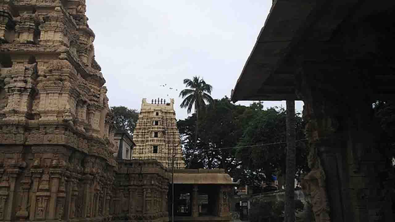 ಕೋಲಾರಮ್ಮ ದೇವಸ್ಥಾನ (Kolaramma Temple) ಕೋಲಾರದ ಕೋಲಾರಮ್ಮ ದೇವಾಲಯವು ತನ್ನ ವಿಶೇಷ ಶಿಲ್ಪ ಕಲೆಯ ಮೂಲಕ ಜನರನ್ನು ಆಕರ್ಷಿಸುತ್ತಿದೆ. ಲಂಬಕೋನಾಕೃತಿಯ ವಾಸ್ತು ಶಿಲ್ಪವನ್ನು ಹೊಂದಿರುವ ಜೋಡಿ ಮಂದಿರಗಳಿಂದ ಕೂಡಿದ ಸಾವಿರ ವರ್ಷಗಳ ಹಿಂದಿನ ಈ ಅಲಯಕ್ಕೆ ಒಂದೇ ಮುಖಮಂಟಪವಿರುವುದು ವೈಶಿಷ್ಟ್ಯ. ದೇವಾಲಯದ ಶಿಲ್ಪ ಕಲೆಯು ಒಂದು ಉತ್ತಮ ಉದಾಹರಣೆಯಾಗಿದೆ. 