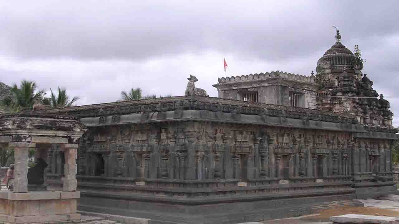 ಕುರುಡುಮಲೆ (Kurudumale)  “ಕೌಂಡಿನ್ಯಗಿರಿ” ಎಂದು ಪುರಾಣ ಪ್ರಸಿದ್ದವಾದ, ಹೊಯ್ಸಳರ ಸ್ಥಳೀಯ ರಾಜಧಾನಿಯಾಗಿದ್ದ ಕೂಡುಮಲೆ ಅಥವಾ ಕುರುಡುಮಲೆ ಮುಳಬಾಗಿಲು ನಗರಕ್ಕೆ 12 ಕಿಲೋಮೀಟರ್ ದೂರವಿದ್ದು, ತ್ರಿಮೂರ್ತಿಗಳಿಂದ ಪೂಜಿಸಲ್ಪಡುವ 13 ಅಡಿ ಎತ್ತರದ ಭವ್ಯ ವಿನಾಯಕ ಮೂರ್ತಿಯಿಂದ ರಾಜ್ಯದ ಮೂಲೆ ಮೂಲೆಗಳಿಂದ ಭಕ್ತರನ್ನು ಆಕರ್ಷಿಸುತ್ತಿದೆ. ವಿಜಯನಗರದ ಕಾಲದ ಆಲಯದ ಕಂಬಗಳು ಸುಂದರ ಕೆತ್ತನೆಗಳನ್ನು ಒಳಗೊಂಡಿವೆ, ಕುಸುರಿ ಕಲೆಯ ಬಾಗಿಲವಾಡ ಮೋಹಕವಾಗಿದ್ದು, ನವರಂಗವೂ ಇದೆ. 