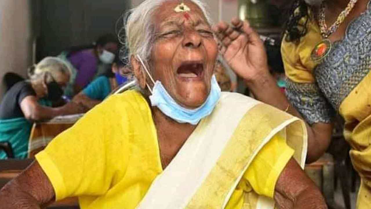 ಕೇರಳದ ಸಾಕ್ಷರತಾ ಪರೀಕ್ಷೆಯಲ್ಲಿ ಪಾಸಾದ 104 ವರ್ಷದ ಕುಟ್ಟಿಯಮ್ಮಗೆ ಪ್ರಶಂಸೆಗಳ ಮಹಾಪೂರ ಕೇರಳದ ಸಾಕ್ಷರತಾ ಪರೀಕ್ಷೆಯಲ್ಲಿ ಪಾಸಾದ 104 ವರ್ಷದ ಕುಟ್ಟಿಯಮ್ಮಗೆ ಪ್ರಶಂಸೆಗಳ ಮಹಾಪೂರ