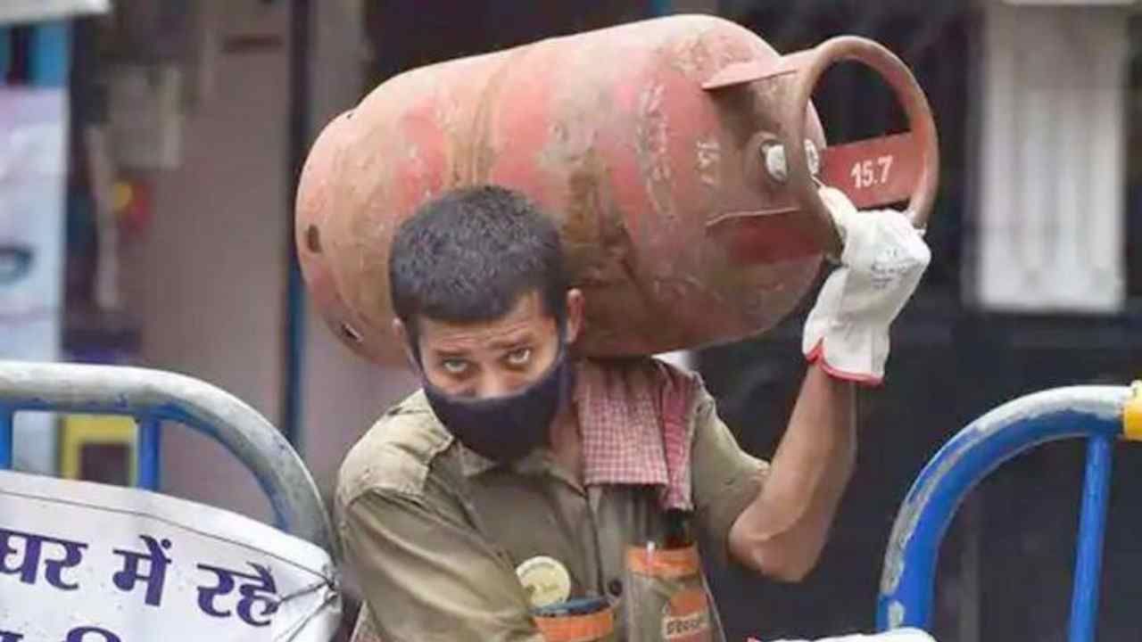 LPG Cylinder Price: ಕಮರ್ಷಿಯಲ್​ ಎಲ್​​ಪಿಜಿ ಸಿಲಿಂಡರ್​ ಬೆಲೆ ಬರೋಬ್ಬರಿ 265 ರೂ.ಏರಿಕೆ; ದೆಹಲಿಯಲ್ಲಿ 2 ಸಾವಿರದ ಗಡಿ ದಾಟಿದ ದರ