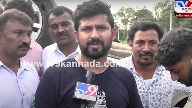 ಟೈರ್ ಬರ್ಸ್ಟ್ ಆಗಿ ಮಗುಚಿಬಿದ್ದ ಕಾರನಲ್ಲಿದ್ದವರನ್ನು ಹೊರಗೆಳೆದು ಸಹಾಯ ಮಾಡಿದರು ಪ್ರತಾಪ ಸಿಂಹ ಟೈರ್ ಬರ್ಸ್ಟ್ ಆಗಿ ಮಗುಚಿಬಿದ್ದ ಕಾರನಲ್ಲಿದ್ದವರನ್ನು ಹೊರಗೆಳೆದು ಸಹಾಯ ಮಾಡಿದರು ಪ್ರತಾಪ ಸಿಂಹ