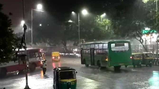 ಕರ್ನಾಟಕದಲ್ಲಿ ಮುಂದುವರಿದ ಧಾರಾಕಾರ ಮಳೆ: ಬೆಂಗಳೂರು ಸೇರಿದಂತೆ ಹಲವು ನಗರಗಳಲ್ಲಿ ಜನಜೀವನ ಅಸ್ತವ್ಯಸ್ತ