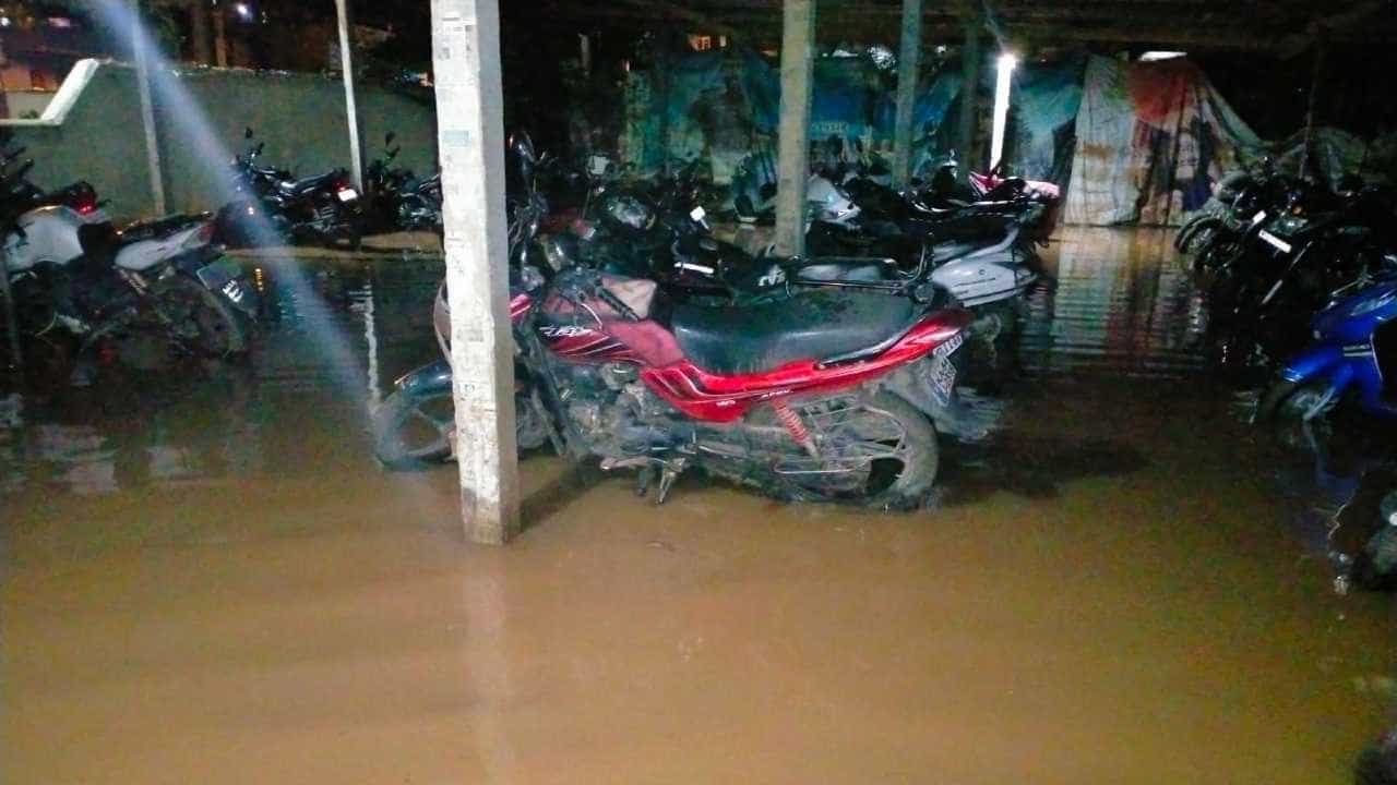 Karnataka Rains: ಬಸ್ ನಿಲ್ದಾಣ ಜಲಾವೃತ, ಅಂಗಡಿ ಕುಸಿತ; ಮಂಡ್ಯ, ಮೈಸೂರಿನಲ್ಲಿ ಭಾರೀ ಮಳೆಯಿಂದ ಅವಾಂತರ Karnataka Rains: ಬಸ್ ನಿಲ್ದಾಣ ಜಲಾವೃತ, ಅಂಗಡಿ ಕುಸಿತ; ಮಂಡ್ಯ, ಮೈಸೂರಿನಲ್ಲಿ ಭಾರೀ ಮಳೆಯಿಂದ ಅವಾಂತರ