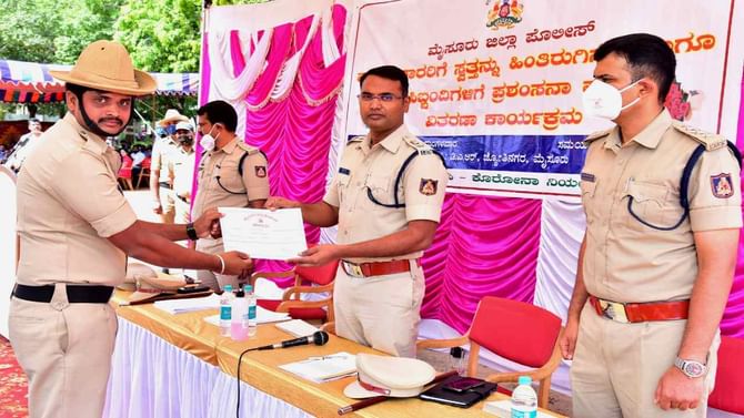 Mysuru District Police: 72 ಕಳ್ಳತನ ಪ್ರಕರಣ ಭೇದಿಸಿದ ಮೈಸೂರು ಪೊಲೀಸರು, 85 ಪೊಲೀಸರಿಗೆ ಪ್ರಶಂಸನಾ ಪತ್ರ Mysuru District Police: 72 ಕಳ್ಳತನ ಪ್ರಕರಣ ಭೇದಿಸಿದ ಮೈಸೂರು ಪೊಲೀಸರು, 85 ಪೊಲೀಸರಿಗೆ ಪ್ರಶಂಸನಾ ಪತ್ರ