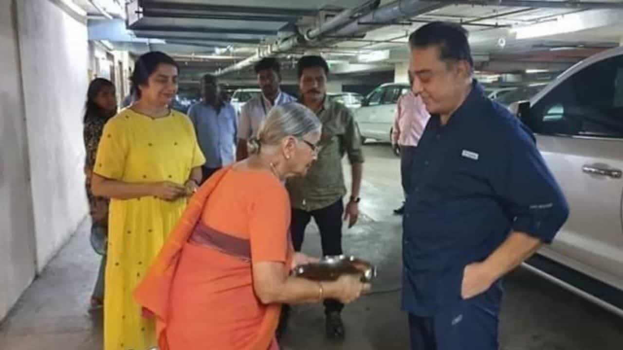 ಕಮಲ್ ಹಾಸನ್ ಈಗ ಎಲ್ಲಿದ್ದಾರೆ?; ಆಸ್ಪತ್ರೆಯಿಂದ ಡಿಸ್ಚಾರ್ಜ್ ಆಗಿದ್ದಾರೆ ಎನ್ನಲಾದ ವೈರಲ್ ಫೋಟೋದ ಅಸಲಿಯತ್ತೇನು? ಕಮಲ್ ಹಾಸನ್ ಈಗ ಎಲ್ಲಿದ್ದಾರೆ?; ಆಸ್ಪತ್ರೆಯಿಂದ ಡಿಸ್ಚಾರ್ಜ್ ಆಗಿದ್ದಾರೆ ಎನ್ನಲಾದ ವೈರಲ್ ಫೋಟೋದ ಅಸಲಿಯತ್ತೇನು?