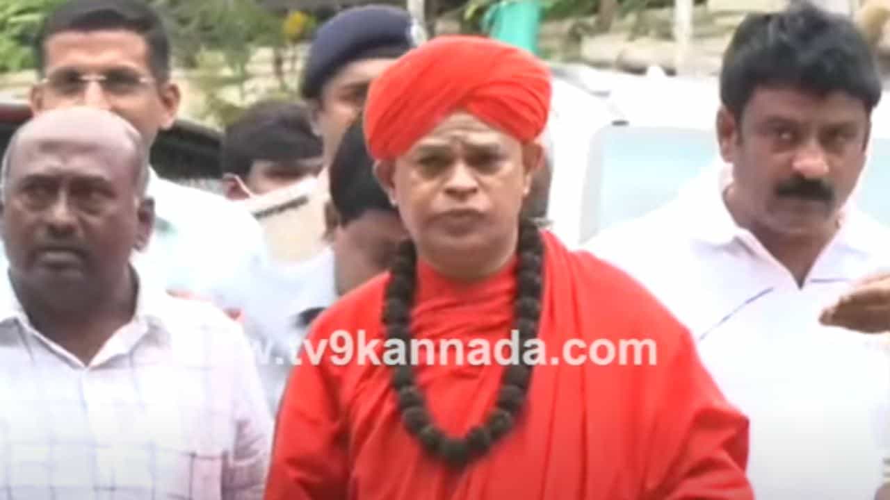 Puneeth Rajkumar: ಪುನೀತ್ ಕುಟುಂಬಕ್ಕೆ ಸಾಂತ್ವನ ಹೇಳಿದ ಮುರುಘಾ ಶ್ರೀ; ಬಸವಶ್ರೀ ಪ್ರಶಸ್ತಿ ಕಾರ್ಯಕ್ರಮಕ್ಕೆ ಆಹ್ವಾನ