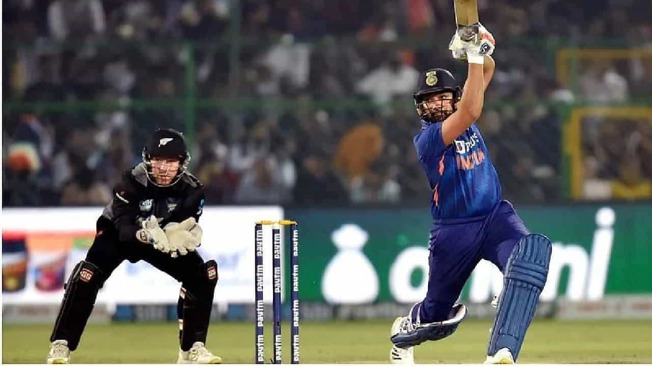 ನ್ಯೂಜಿಲೆಂಡ್ ವಿರುದ್ದ ಕೊನೆಯ ಟಿ20 ಪಂದ್ಯದಲ್ಲಿ ಟೀಮ್ ಇಂಡಿಯಾ ಭರ್ಜರಿ ಪ್ರದರ್ಶನ ನೀಡಿತು. ಟಾಸ್ ಗೆದ್ದು ಬ್ಯಾಟಿಂಗ್ ಆಯ್ದುಕೊಂಡ ನಾಯಕ ರೋಹಿತ್ ಶರ್ಮಾ ತಂಡಕ್ಕೆ ಭರ್ಜರಿ ಆರಂಭ ಒದಗಿಸಿದ್ದರು. ಯುವ ಬ್ಯಾಟ್ಸ್ಮನ್ ಇಶಾನ್ ಕಿಶನ್ ಜೊತೆಗೂಡಿ ಇನಿಂಗ್ಸ್ ಆರಂಭಿಸಿದ ಹಿಟ್ಮ್ಯಾನ್ ಬಿರುಸಿನ ಅರ್ಧಶತಕ ಬಾರಿಸಿ ಗಮನ ಸೆಳೆದರು.