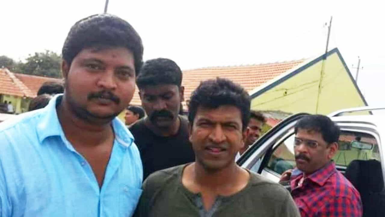 ಹಾಸನ: ಅಪ್ಪು ಅಗಲುವಿಕೆಯ ನೋವು; ನೇಣಿಗೆ ಶರಣಾದ ಅಭಿಮಾನಿ ಹಾಸನ: ಅಪ್ಪು ಅಗಲುವಿಕೆಯ ನೋವು; ನೇಣಿಗೆ ಶರಣಾದ ಅಭಿಮಾನಿ