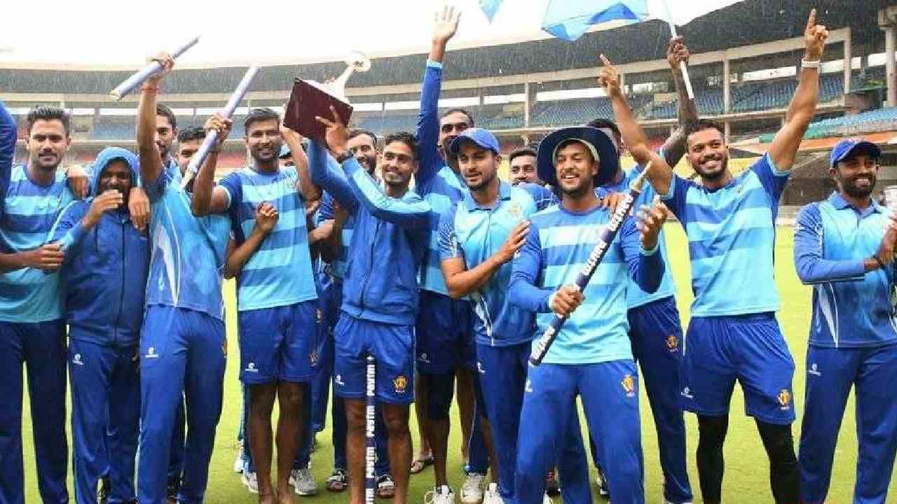 ಸೈಯದ್ ಮುಷ್ತಾಕ್ ಅಲಿ ಟೂರ್ನಿಯಲ್ಲಿ ಭರ್ಜರಿ ಪ್ರದರ್ಶನ ನೀಡಿ ರನ್ನರ್ ಅಪ್ ಆಗಿದ್ದ ಕರ್ನಾಟಕ ತಂಡವು ಇದೀಗ ವಿಜಯ್ ಹಝಾರೆ ಟೂರ್ನಿಗೆ ಸಜ್ಜಾಗಿದೆ. ಮುಂದಿನ ತಿಂಗಳಿಂದ ಆರಂಭವಾಗಲಿರುವ ಈ ಟೂರ್ನಿಗಾಗಿ 20 ಸದಸ್ಯರ ಕರ್ನಾಟಕ ತಂಡವನ್ನು ಪ್ರಕಟಿಸಲಾಗಿದ್ದು, ನಾಯಕನಾಗಿ ಮನೀಷ್ ಪಾಂಡೆ ಅವರನ್ನೇ ಮುಂದುವರೆಸಲಾಗಿದೆ.