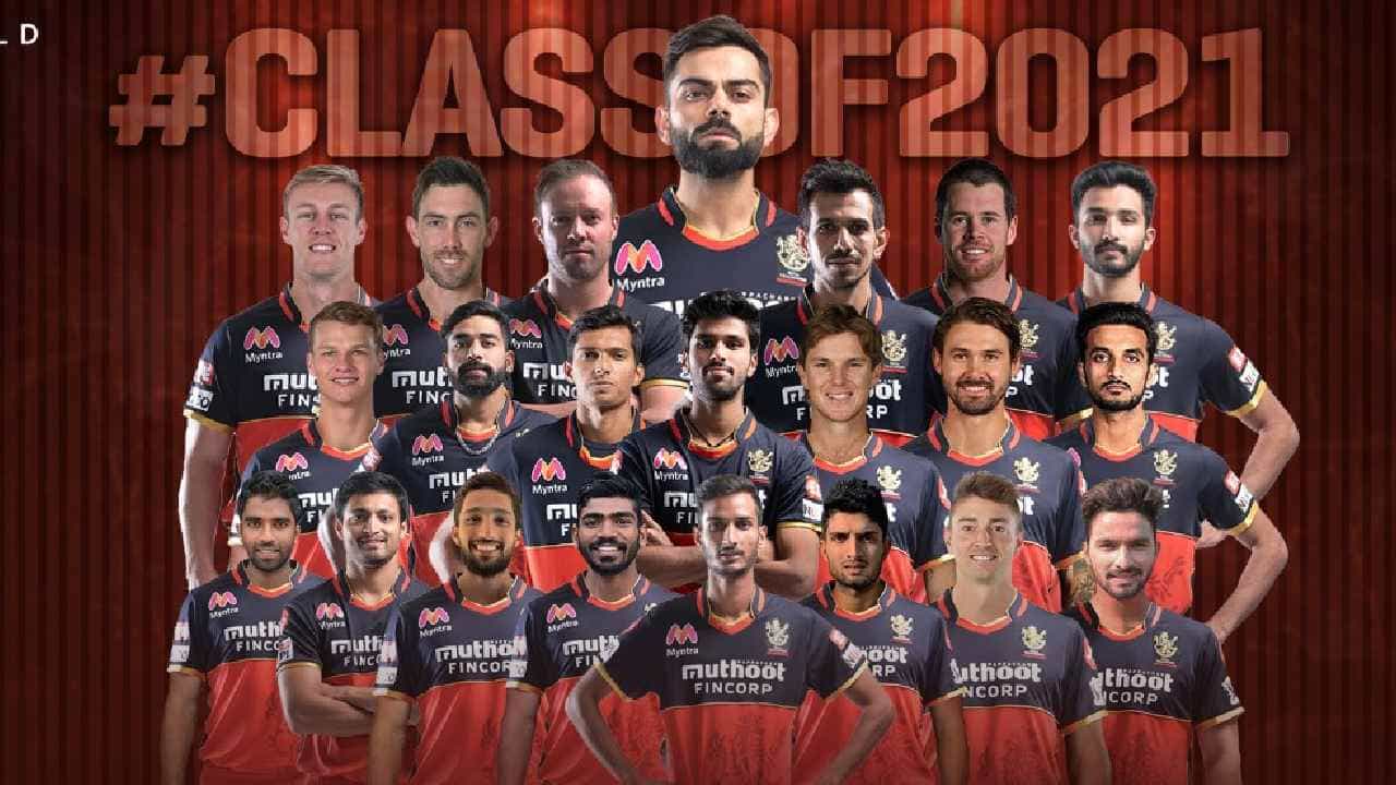 ಇಂಡಿಯನ್ ಪ್ರೀಮಿಯರ್ ಲೀಗ್ ಮೆಗಾ ಹರಾಜಿಗೂ ಮುನ್ನ ಉಳಿಸಿಕೊಂಡ ಆಟಗಾರರ ಪಟ್ಟಿ ಸಲ್ಲಿಸಲು ಇಂದು ಕೊನೆಯ ದಿನ. ಐಪಿಎಲ್ ರಿಟೈನ್ ನಿಯಮದ ಪ್ರಕಾರ ಗರಿಷ್ಠ 4 ಆಟಗಾರರನ್ನು ಮಾತ್ರ ಉಳಿಸಿಕೊಳ್ಳಬಹುದು. ರಾಯಲ್ ಚಾಲೆಂಜರ್ಸ್ ಬೆಂಗಳೂರು ತಂಡ ಇದೀಗ ಮೂವರು ಆಟಗಾರರನ್ನು ರಿಟೈನ್ ಮಾಡಿಕೊಂಡಿರುವುದು ಖಚಿತವಾಗಿದೆ. ಅದರಂತೆ ಆರ್ಸಿಬಿ ಪರ ಮುಂದಿನ ಸೀಸನ್ನಲ್ಲೂ ವಿರಾಟ್ ಕೊಹ್ಲಿ ಆಡಲಿದ್ದಾರೆ.