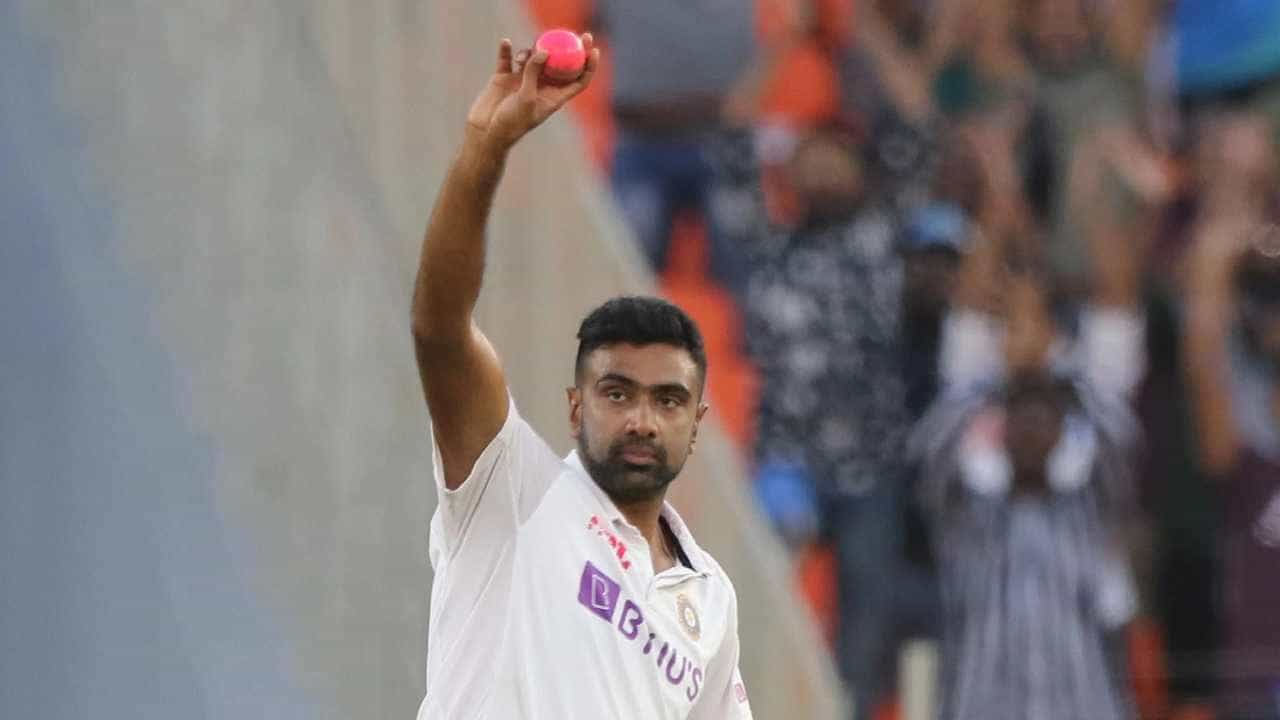 ಭಾರತ ಕ್ರಿಕೆಟ್ ತಂಡದ ಅನುಭವಿ ಆಫ್ ಸ್ಪಿನ್ನರ್ ರವಿಚಂದ್ರನ್ ಅಶ್ವಿನ್ ಟೆಸ್ಟ್ ಕ್ರಿಕೆಟ್ನಲ್ಲಿ ಹೊಸ ಮೈಲುಗಲ್ಲು ದಾಟಿದ್ದಾರೆ. ನ್ಯೂಜಿಲೆಂಡ್ ವಿರುದ್ದದ ಮೊದಲ ಟೆಸ್ಟ್ನಲ್ಲಿ 5 ವಿಕೆಟ್ ಉರುಳಿಸುವುದರೊಂದಿಗೆ ಟೆಸ್ಟ್ ಕ್ರಿಕೆಟ್ನಲ್ಲಿ ಅತೀ ಹೆಚ್ಚು ವಿಕೆಟ್ ಪಡೆದ ಟೀಮ್ ಇಂಡಿಯಾದ ಮೂರನೇ ಬೌಲರ್ ಎನಿಸಿಕೊಂಡಿದ್ದಾರೆ.