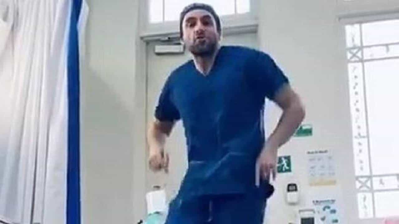 TikTok: ಪ್ಲಾಸ್ಟಿಕ್ ಸರ್ಜರಿ ಮಾಡುವುದನ್ನು ಬಿಟ್ಟು ಟಿಕ್ಟಾಕ್ ವಿಡಿಯೋ ಮಾಡಿದ ಡಾಕ್ಟರ್; ಆಮೇಲೇನಾಯ್ತು? TikTok: ಪ್ಲಾಸ್ಟಿಕ್ ಸರ್ಜರಿ ಮಾಡುವುದನ್ನು ಬಿಟ್ಟು ಟಿಕ್ಟಾಕ್ ವಿಡಿಯೋ ಮಾಡಿದ ಡಾಕ್ಟರ್; ಆಮೇಲೇನಾಯ್ತು?