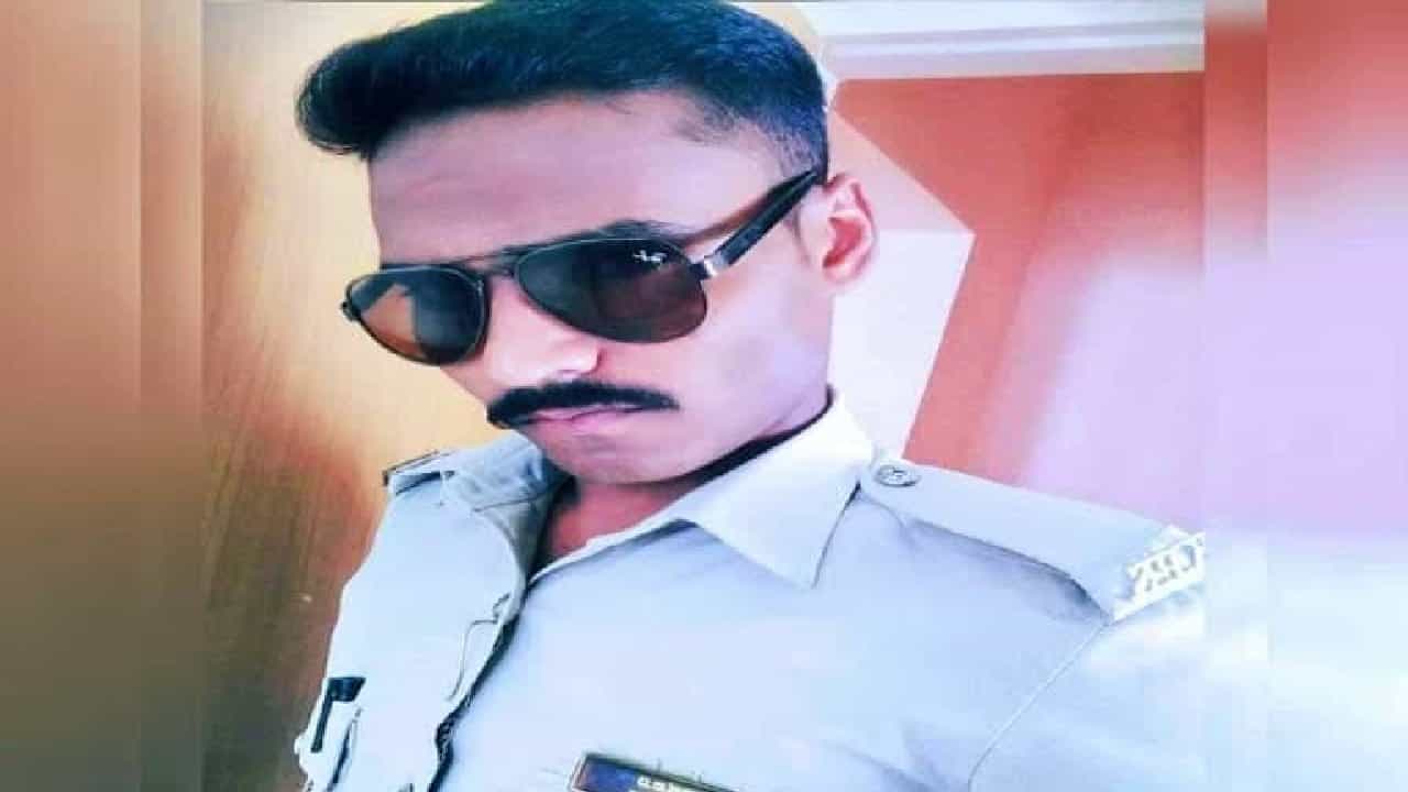 Shimoga: ಹೆಂಡತಿಯೊಂದಿಗೆ ವಿಡಿಯೋ ಕಾಲ್ನಲ್ಲಿ ಮಾತನಾಡುವಾಗಲೇ ನೇಣಿಗೆ ಶರಣಾದ ಶಿವಮೊಗ್ಗ ಜೈಲಿನ ವಾರ್ಡರ್ Shimoga: ಹೆಂಡತಿಯೊಂದಿಗೆ ವಿಡಿಯೋ ಕಾಲ್ನಲ್ಲಿ ಮಾತನಾಡುವಾಗಲೇ ನೇಣಿಗೆ ಶರಣಾದ ಶಿವಮೊಗ್ಗ ಜೈಲಿನ ವಾರ್ಡರ್