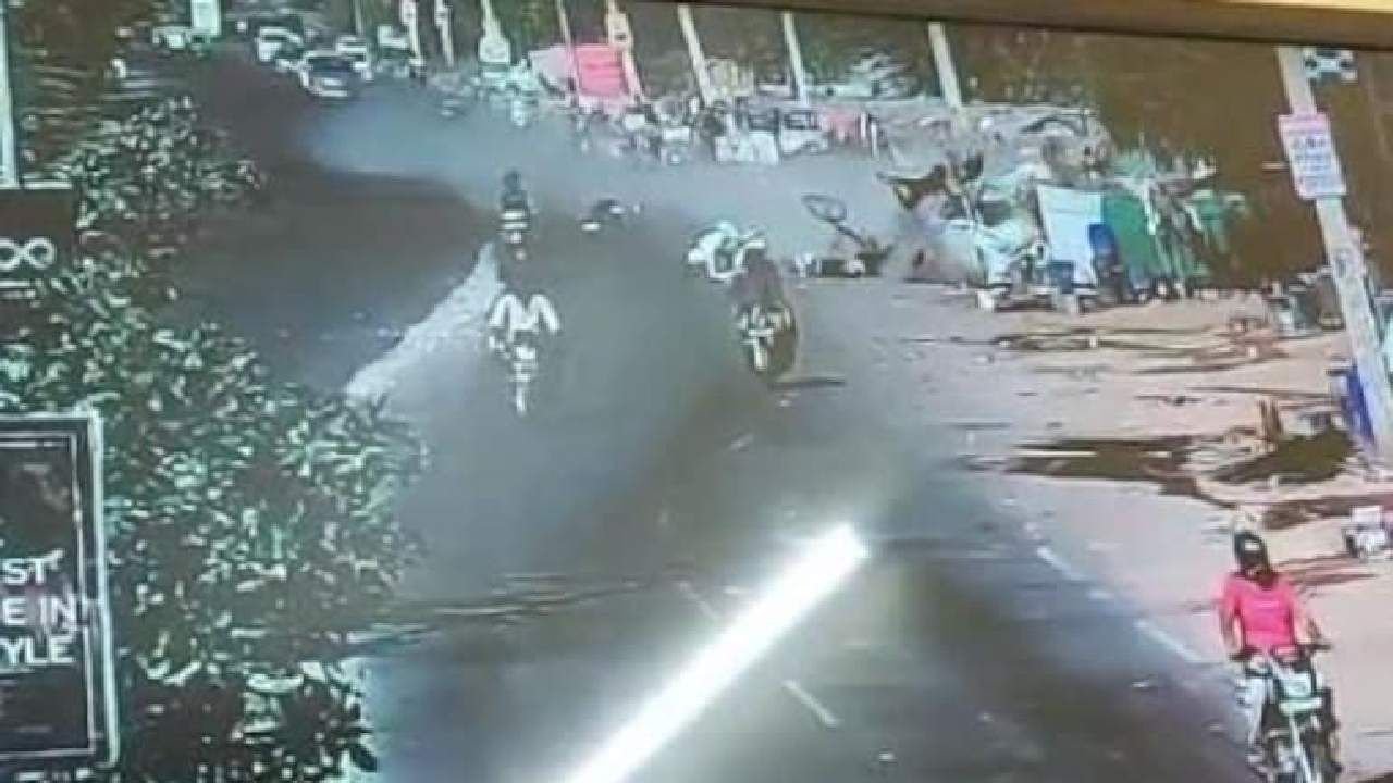 Shocking Video: ಬೈಕ್ಗಳಿಗೆ ಡಿಕ್ಕಿ ಹೊಡೆದು, ರಸ್ತೆಯ ಪಕ್ಕದವರ ಮೇಲೆ ಹರಿದ ಐಷಾರಾಮಿ ಕಾರು; ಶಾಕಿಂಗ್ ವಿಡಿಯೋ ವೈರಲ್ Shocking Video: ಬೈಕ್ಗಳಿಗೆ ಡಿಕ್ಕಿ ಹೊಡೆದು, ರಸ್ತೆಯ ಪಕ್ಕದವರ ಮೇಲೆ ಹರಿದ ಐಷಾರಾಮಿ ಕಾರು; ಶಾಕಿಂಗ್ ವಿಡಿಯೋ ವೈರಲ್