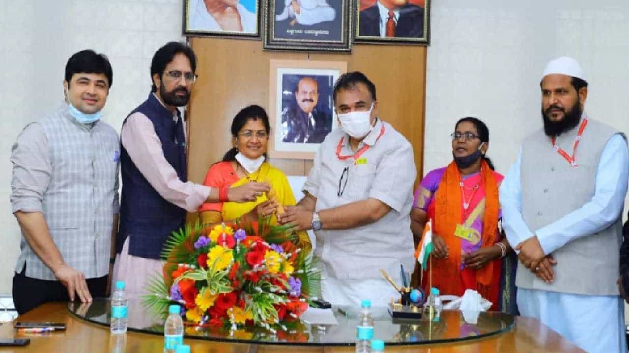 Hajj Yatra: 2 ವರ್ಷಗಳ ಬಳಿಕ ಹಜ್ ಯಾತ್ರೆ ಪ್ರಕ್ರಿಯೆಗೆ ಚಾಲನೆ; ಜನವರಿ 31ರವರೆಗೆ ಆನ್ಲೈನ್ನಲ್ಲಿ ಅರ್ಜಿ ಸ್ವೀಕಾರ Hajj Yatra: 2 ವರ್ಷಗಳ ಬಳಿಕ ಹಜ್ ಯಾತ್ರೆ ಪ್ರಕ್ರಿಯೆಗೆ ಚಾಲನೆ; ಜನವರಿ 31ರವರೆಗೆ ಆನ್ಲೈನ್ನಲ್ಲಿ ಅರ್ಜಿ ಸ್ವೀಕಾರ