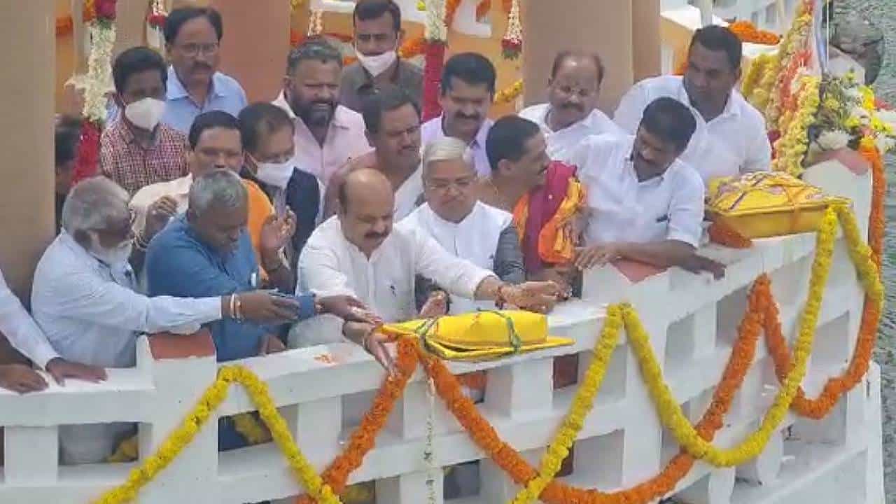 CM Bommai: ಕೃಷ್ಣ ರಾಜ ಸಾಗರ ಹಾಗೂ ಕಬಿನಿಗೆ ಬಾಗಿನ ಅರ್ಪಿಸಿದ ಮುಖ್ಯಮಂತ್ರಿ ಬಸವರಾಜ ಬೊಮ್ಮಾಯಿ CM Bommai: ಕೃಷ್ಣ ರಾಜ ಸಾಗರ ಹಾಗೂ ಕಬಿನಿಗೆ ಬಾಗಿನ ಅರ್ಪಿಸಿದ ಮುಖ್ಯಮಂತ್ರಿ ಬಸವರಾಜ ಬೊಮ್ಮಾಯಿ