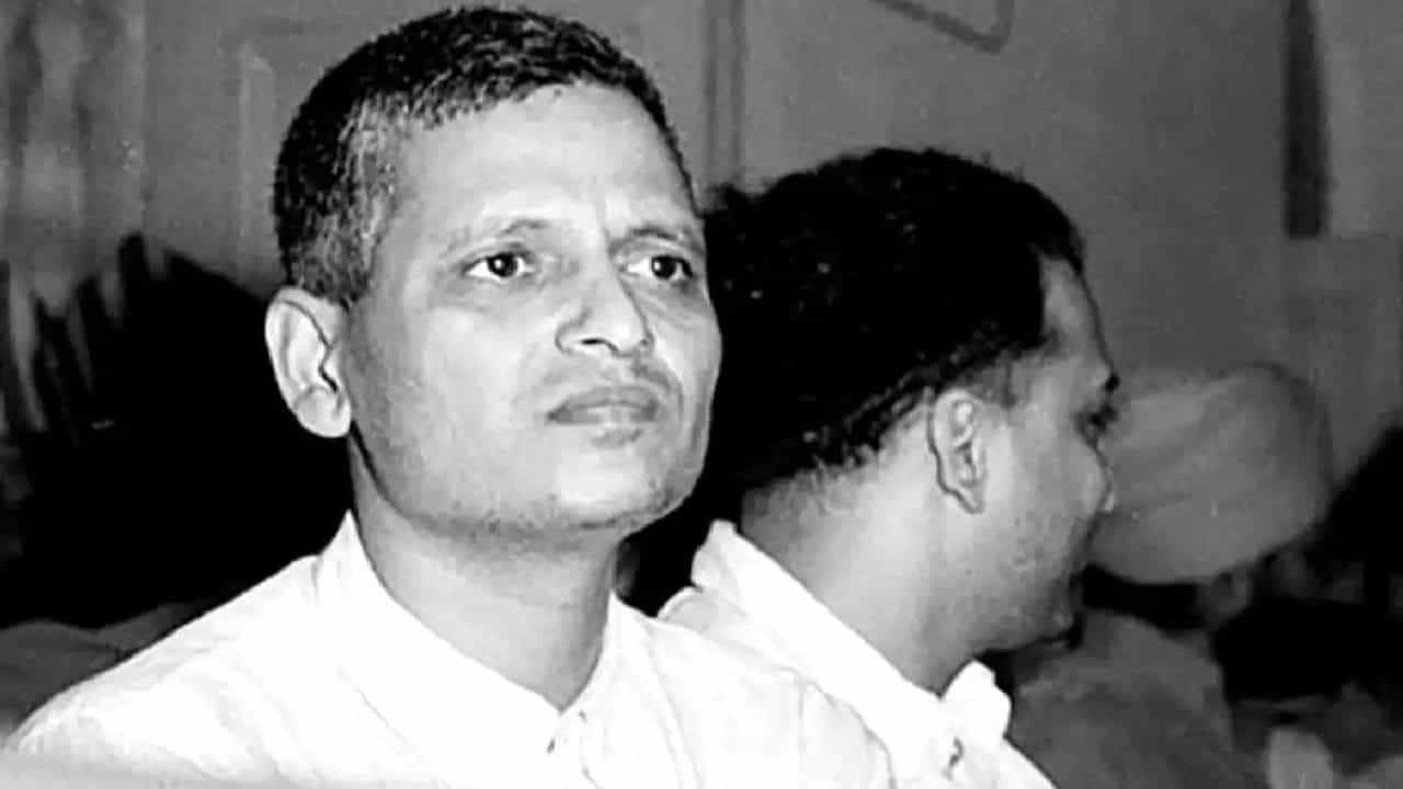 ಅಂಬಾಲ ಜೈಲಿನ ಮಣ್ಣಿನಿಂದ ನಾಥೂರಾಂ ಗೋಡ್ಸೆ ಪ್ರತಿಮೆ ನಿರ್ಮಾಣಕ್ಕೆ ಮುಂದಾದ ಹಿಂದೂ ಮಹಾಸಭಾ ಅಂಬಾಲ ಜೈಲಿನ ಮಣ್ಣಿನಿಂದ ನಾಥೂರಾಂ ಗೋಡ್ಸೆ ಪ್ರತಿಮೆ ನಿರ್ಮಾಣಕ್ಕೆ ಮುಂದಾದ ಹಿಂದೂ ಮಹಾಸಭಾ