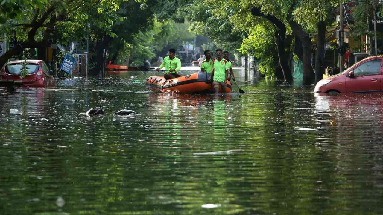 Tamil Nadu Rain: ತಮಿಳುನಾಡಿನಲ್ಲಿ ಮಳೆಯಿಂದ 16 ಜಿಲ್ಲೆಗಳಲ್ಲಿ ರೆಡ್ ಅಲರ್ಟ್​ ಘೋಷಣೆ; ಶಾಲೆ, ಕಾಲೇಜು ಬಂದ್