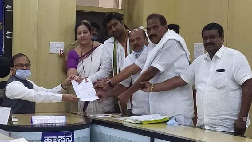 ವಿಧಾನ ಪರಿಷತ್ ಚುನಾವಣೆಗೆ ಡಾ. ಸೂರಜ್ ರೇವಣ್ಣ ನಾಮಪತ್ರ ಸಲ್ಲಿಕೆ; ಜೆಡಿಎಸ್ನಲ್ಲಿ ದೇವೇಗೌಡರ ಕುಟುಂಬದ್ದೇ ದರ್ಬಾರ್