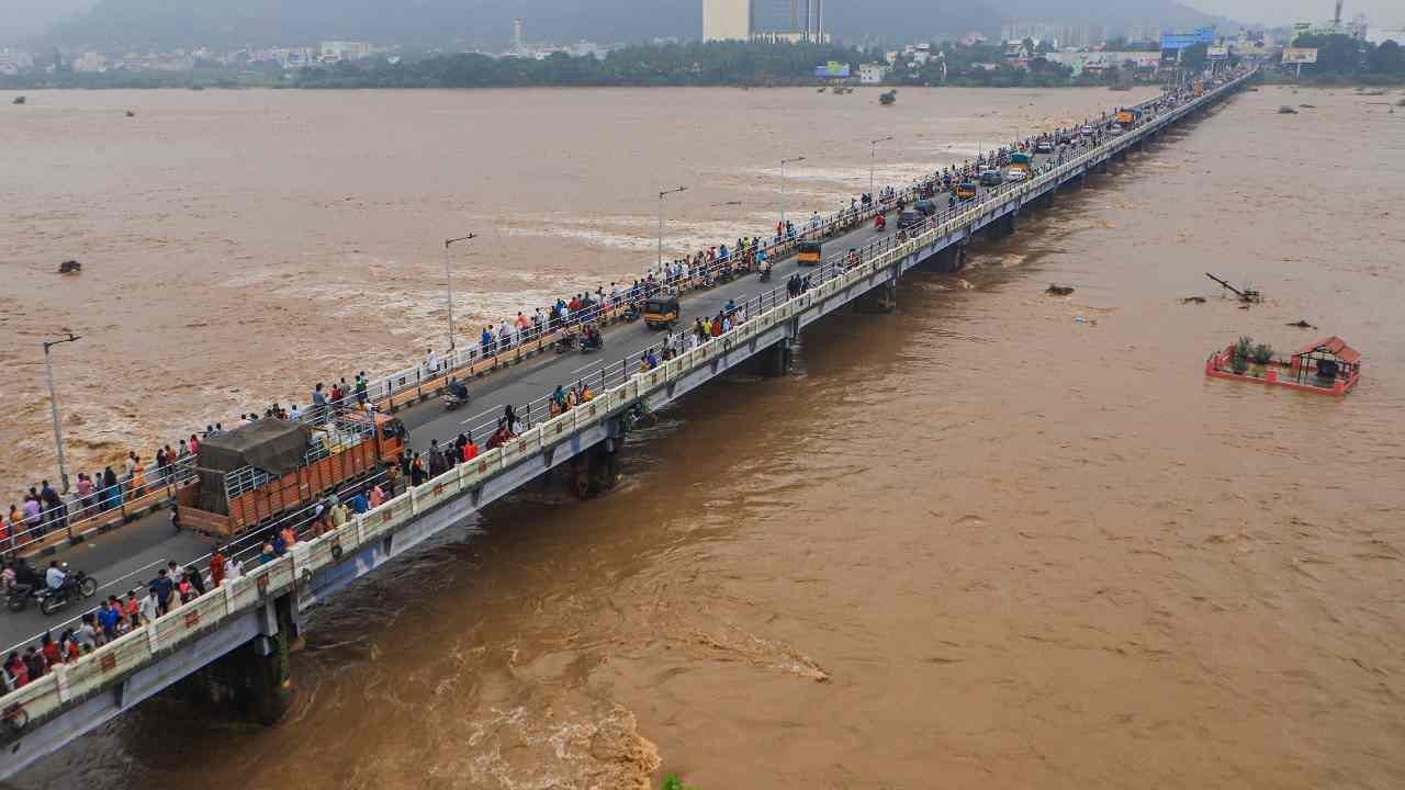 Tamilnadu Rains: ತಮಿಳುನಾಡಿನಲ್ಲಿ ಎಂದಿಗಿಂತಲೂ ಶೇ.68ರಷ್ಟು ಅಧಿಕ ಮಳೆ; 24ಗಂಟೆಯಲ್ಲಿ ಮೂವರು ಸಾವು, ಕೃಷಿಭೂಮಿಗಳೆಲ್ಲ ಜಲಾವೃತ