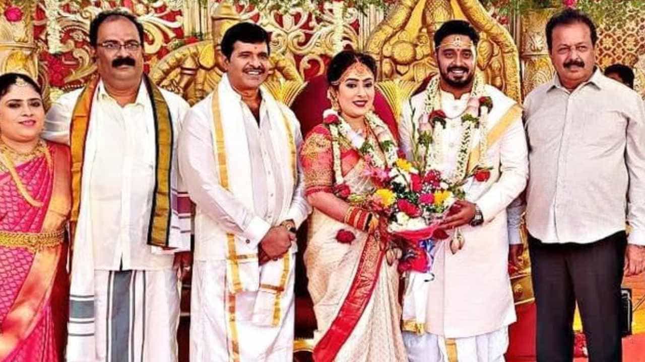 ಎಸ್. ನಾರಾಯಣ್ ಪುತ್ರ ಪಂಕಜ್ ವಿವಾಹ; ಮೈಸೂರಿನಲ್ಲಿ ಆಪ್ತರ ಸಮ್ಮುಖದಲ್ಲಿ ನಡೆಯಿತು ಮದುವೆ ಎಸ್. ನಾರಾಯಣ್ ಪುತ್ರ ಪಂಕಜ್ ವಿವಾಹ; ಮೈಸೂರಿನಲ್ಲಿ ಆಪ್ತರ ಸಮ್ಮುಖದಲ್ಲಿ ನಡೆಯಿತು ಮದುವೆ